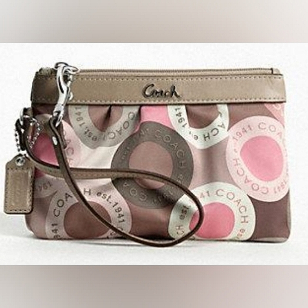 ☆Like New☆Rare COACH Soho Snaphead Pink Sateen Medium Clutch Wristlet ☆